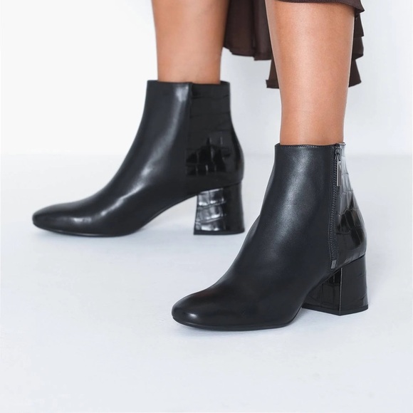 Michael Kors Alane Flex Croc-embossed Leather Ankle Boots In Black size 9 - Picture 1 of 10